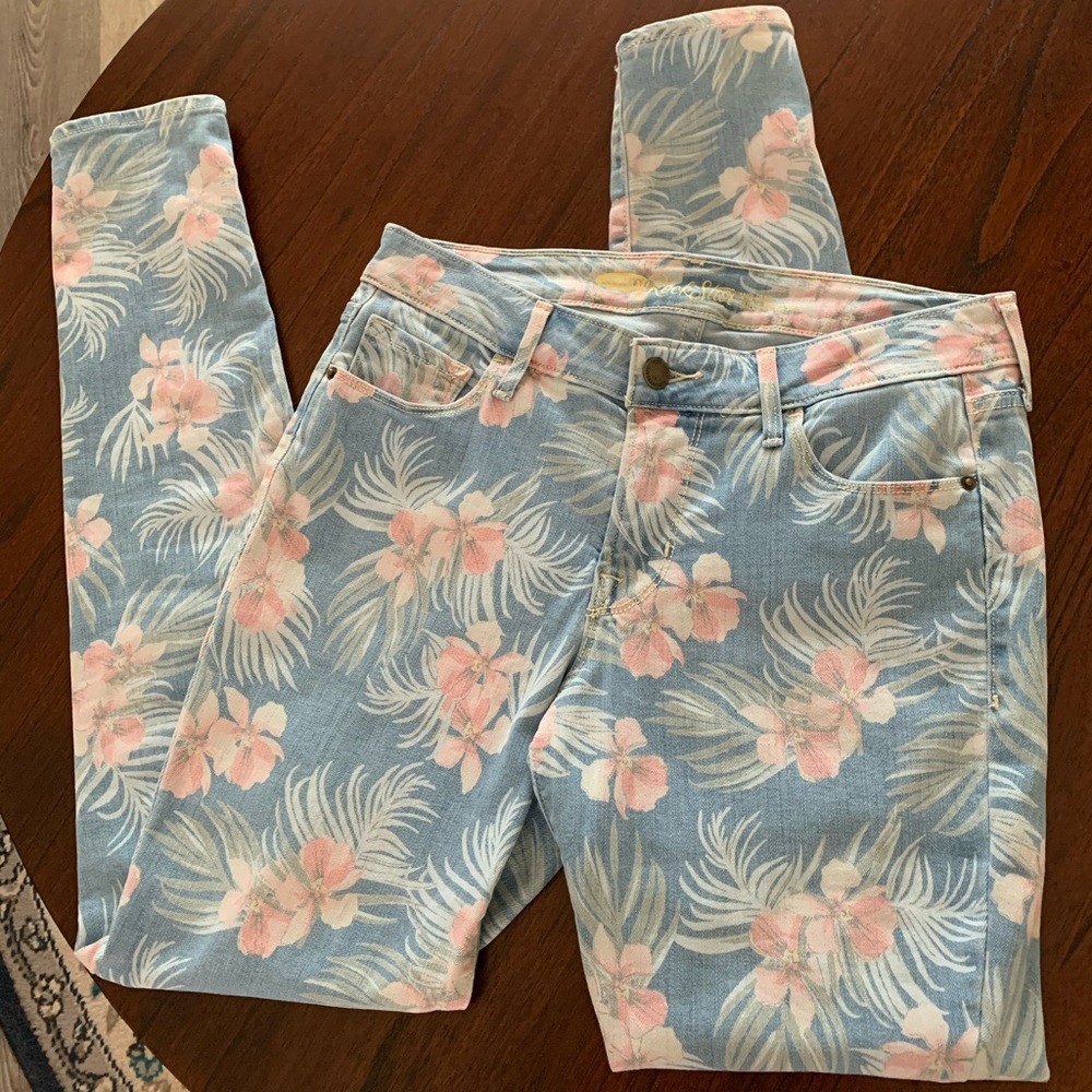 EUC!! OLD NAVY ROCKSTAR MID-RISE FLORAL JEANS